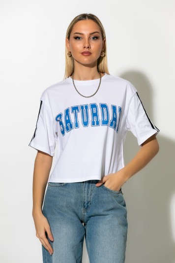 Cropped T-shirt με στάμπα saturday και ρίγες στα μανίκια λευκό