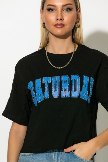Cropped T-shirt με στάμπα saturday και ρίγες στα μανίκια λευκό