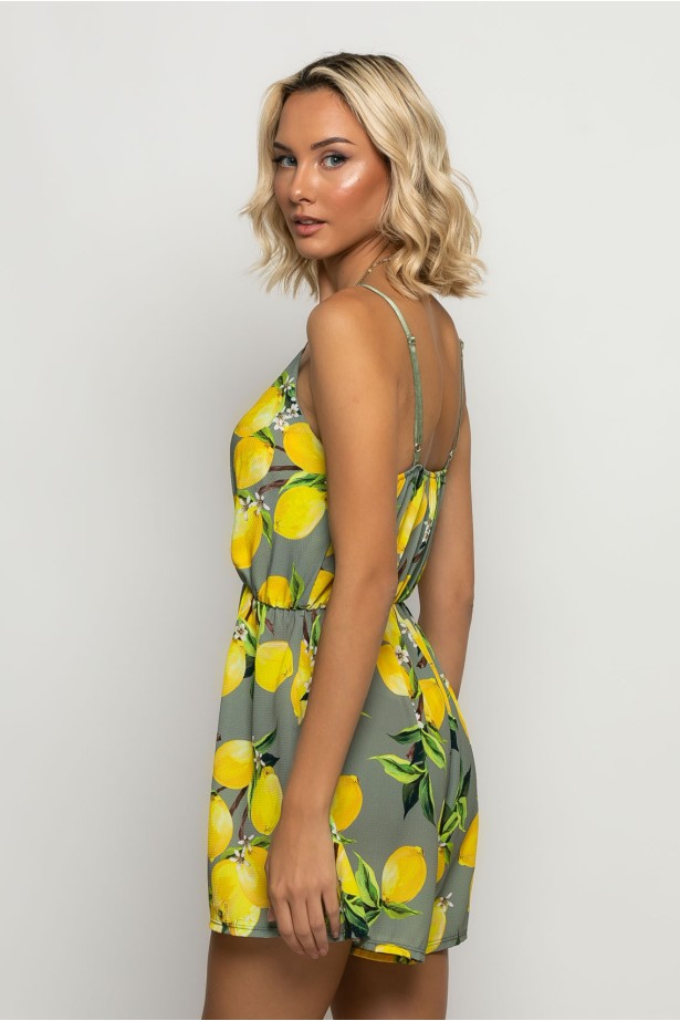 Ολόσωμο σορτς τιραντέ κρουαζέ με lemon print χακί Ολόσωμο σορτς τιραντέ κρουαζέ με lemon print χακί