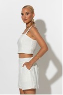 Σετ crop top με σφηγκοφωλιά πίσω και σορτς με στρας λευκό Σετ crop top με σφηγκοφωλιά πίσω και σορτς με στρας λευκό
