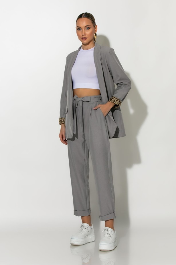 Σετ blazer με λεοπάρ φόδρα και παντελόνι με ζωνάκι γκρι Σετ blazer με λεοπάρ φόδρα και παντελόνι με ζωνάκι γκρι