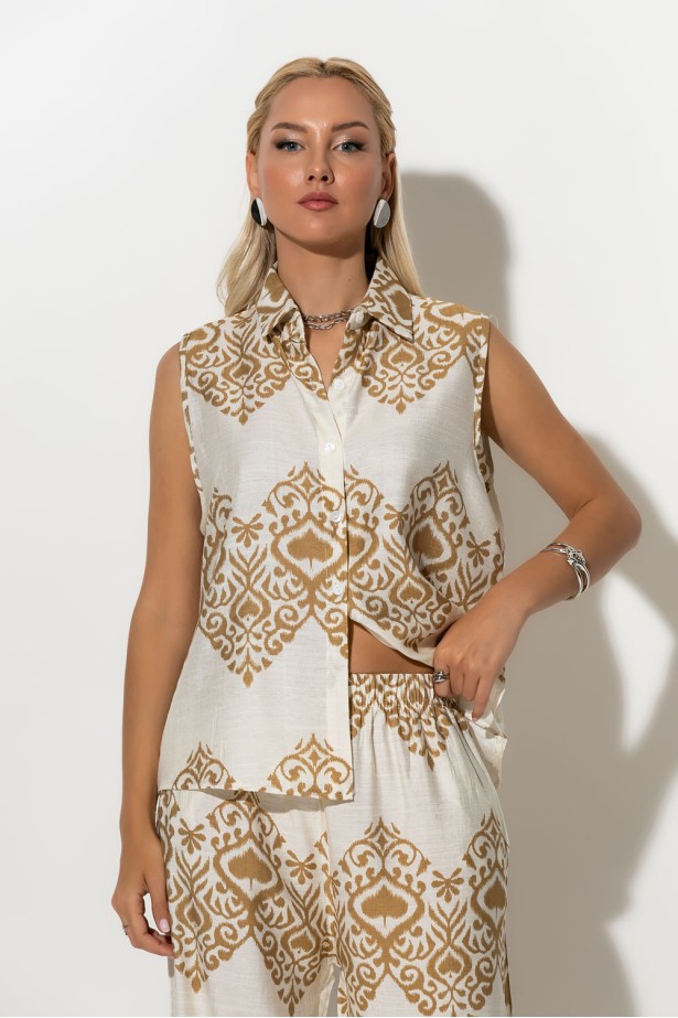 Σετ αμάνικο πουκάμισο και παντελόνα με ethnic ikat print λευκό-μπεζ Σετ αμάνικο πουκάμισο και παντελόνα με ethnic ikat print λευκό-μπεζ