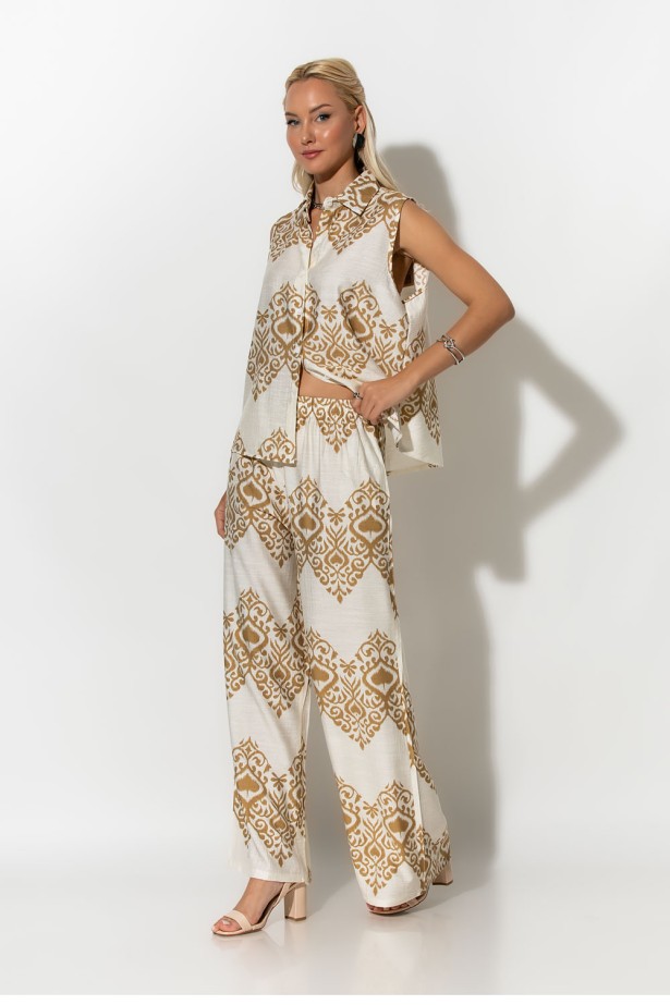Σετ αμάνικο πουκάμισο και παντελόνα με ethnic ikat print λευκό-μπεζ Σετ αμάνικο πουκάμισο και παντελόνα με ethnic ikat print λευκό-μπεζ