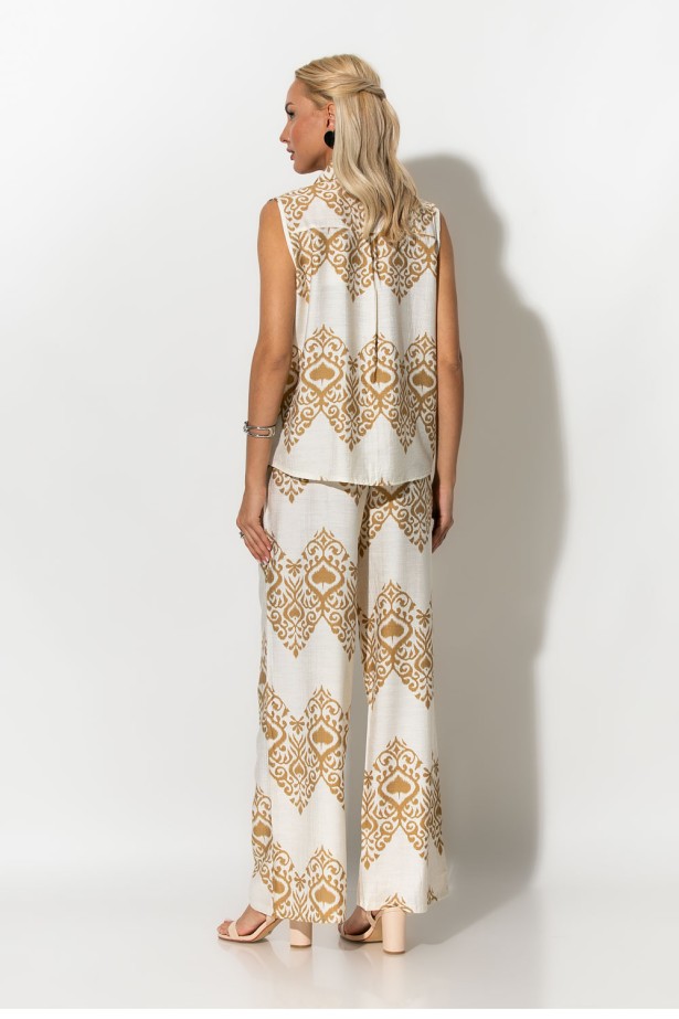 Σετ αμάνικο πουκάμισο και παντελόνα με ethnic ikat print λευκό-μπεζ Σετ αμάνικο πουκάμισο και παντελόνα με ethnic ikat print λευκό-μπεζ