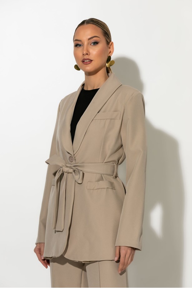 Σετ παντελόνα και blazer με βάτες και ζώνη μπεζ Σετ παντελόνα και blazer με βάτες και ζώνη μπεζ