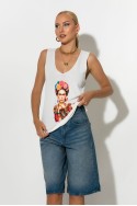 Πλεκτό αμάνικο με print frida with rose λευκό Πλεκτό αμάνικο με print frida with rose λευκό