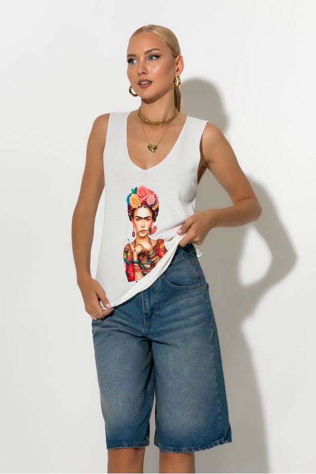 Πλεκτό αμάνικο με print frida with rose λευκό Πλεκτό αμάνικο με print frida with rose λευκό