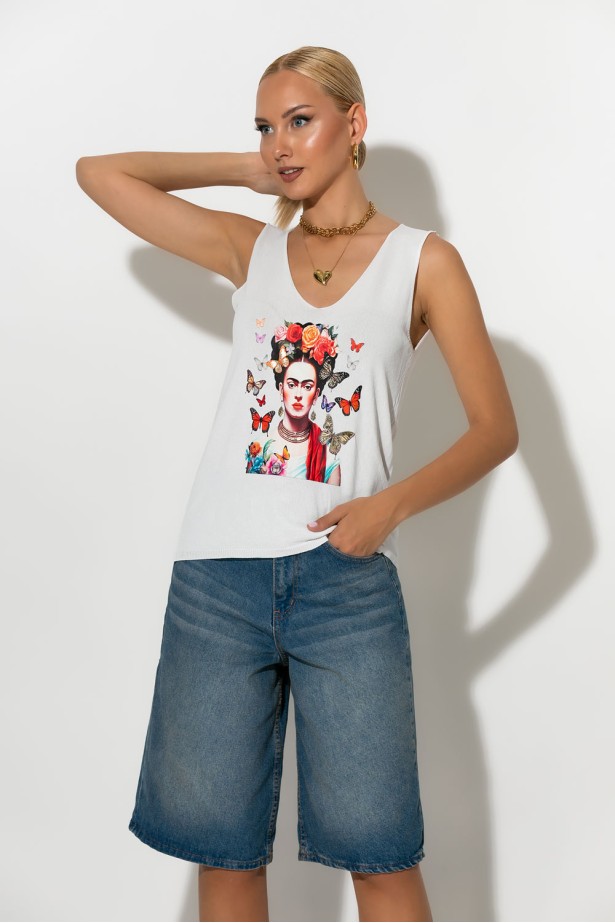 Πλεκτό αμάνικο με print frida λευκό Πλεκτό αμάνικο με print frida λευκό