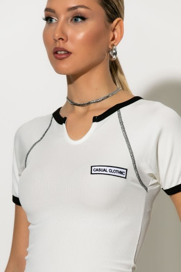 Crop top ριπ με patch casual λευκό