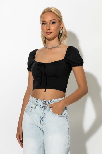 Crop top κοντομάνικο με κορδόνι στο στήθος μαύρο