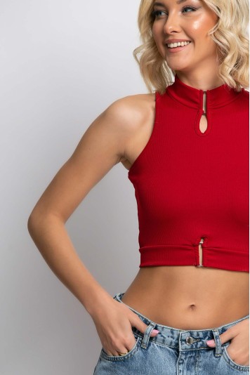 Crop top ριπ με ψηλό λαιμό και αγκράφες κόκκινο