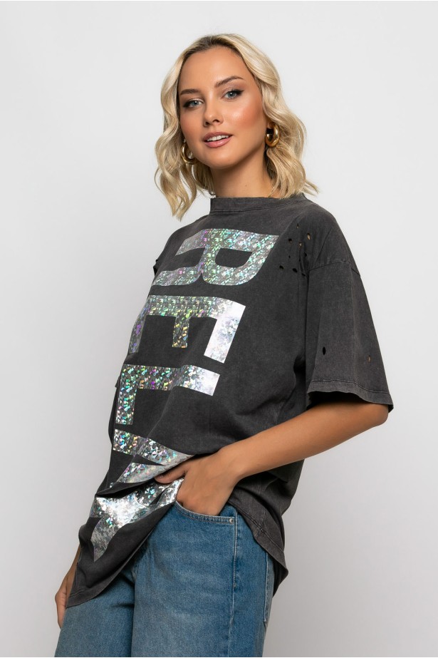 Oversized μπλούζα με φθορές και στάμπα foil (relax) ανθρακί Oversized μπλούζα με φθορές και στάμπα foil (relax) ανθρακί