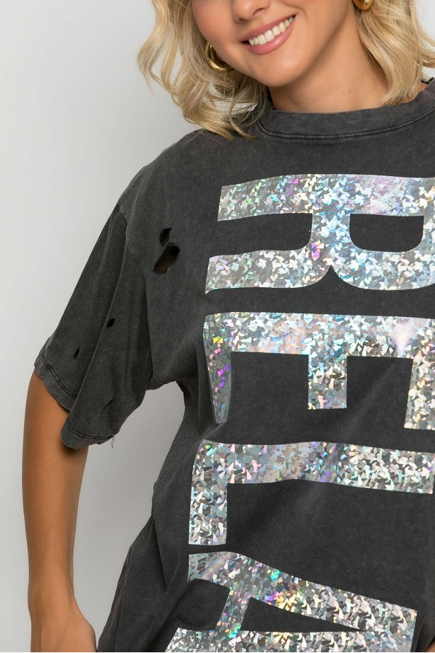 Oversized μπλούζα με φθορές και στάμπα foil (relax) ανθρακί Oversized μπλούζα με φθορές και στάμπα foil (relax) ανθρακί