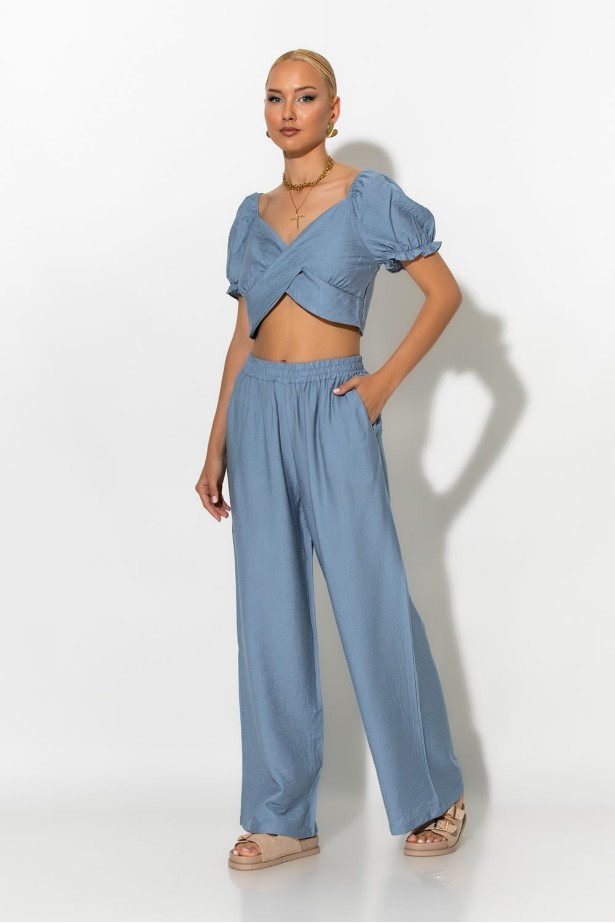 Σετ crop top με V και παντελόνι σιέλ Σετ crop top με V και παντελόνι σιέλ