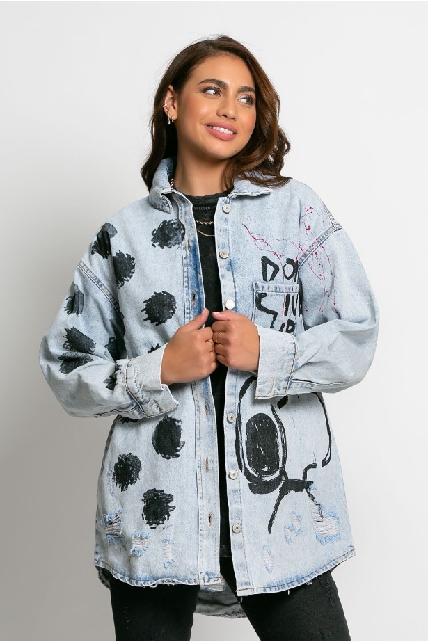 Jean jacket oversized με φθορές και στάμπα (Snoopy) μπλε ανοιχτό Jean jacket oversized με φθορές και στάμπα (Snoopy) μπλε ανοιχτό
