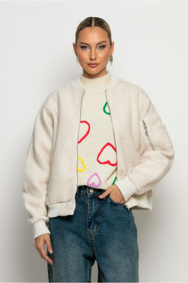 Bomber jacket μπουκλέ με τσέπη στο μανίκι εκρού Bomber jacket μπουκλέ με τσέπη στο μανίκι εκρού