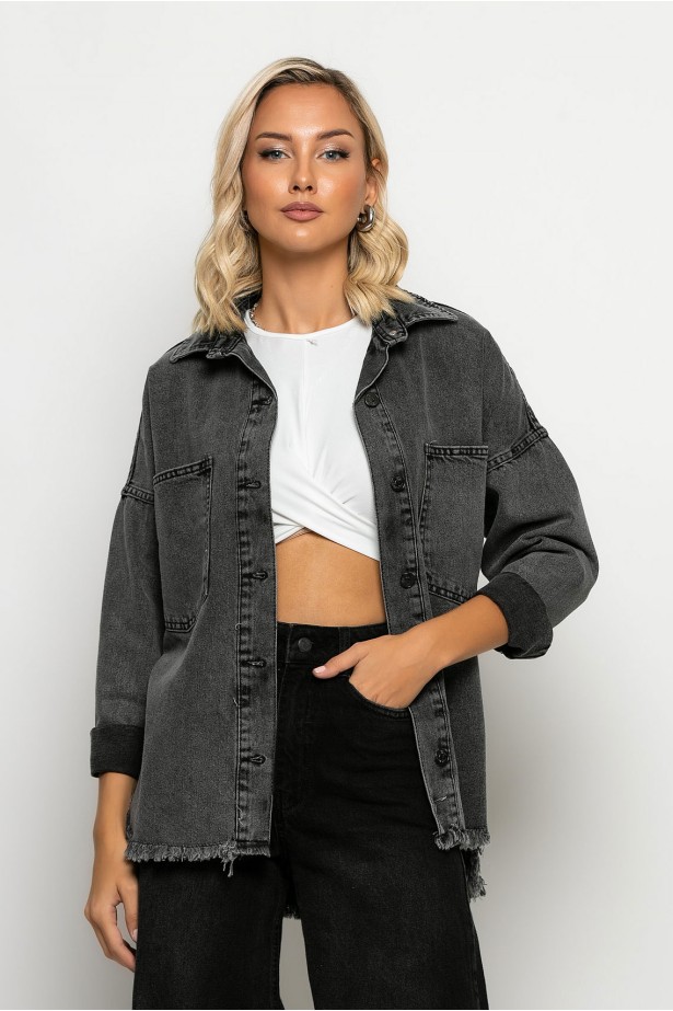 Jean jacket ασύμμετρο με μεγάλες τσέπες και ξέφτια ανθρακί Jean jacket ασύμμετρο με μεγάλες τσέπες και ξέφτια ανθρακί