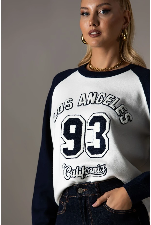 Πλεκτή μπλούζα με patch los angeles 93 μπλε