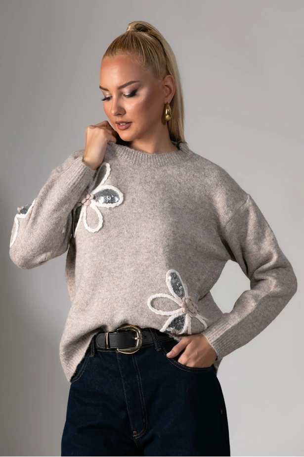 Πλεκτή μπλούζα και patch λουλούδια εκρού