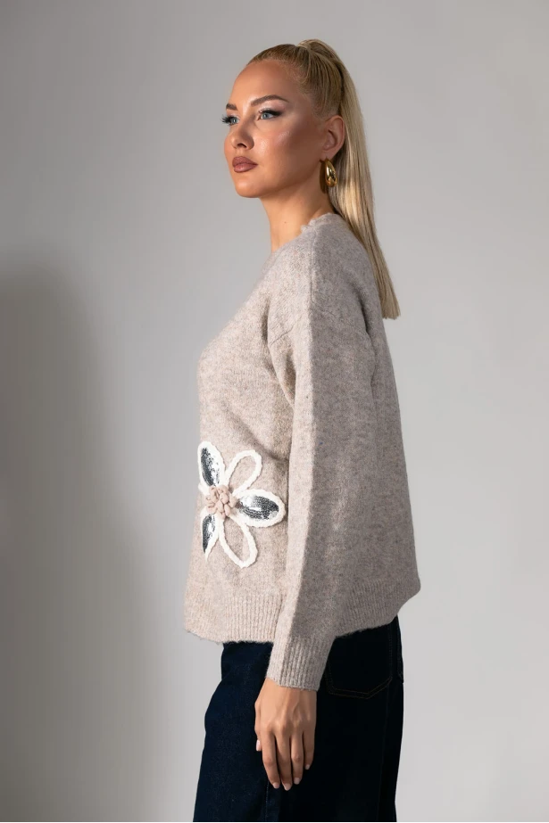 Πλεκτή μπλούζα και patch λουλούδια εκρού