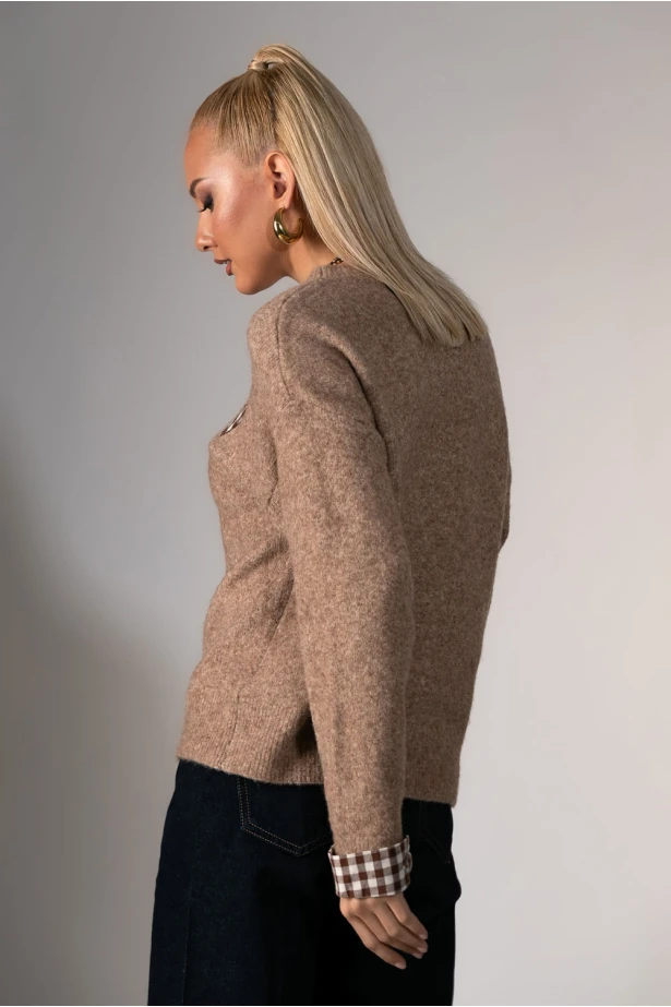 Πλεκτή μπλούζα με καρό λεπτομέρειες στα μανίκια καφέ 