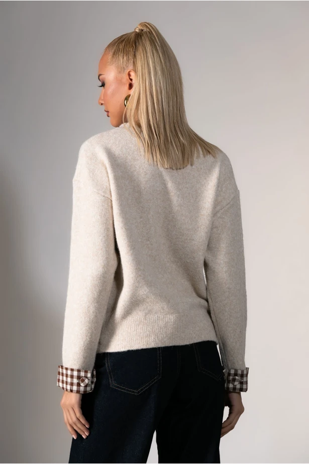 Πλεκτή μπλούζα με καρό λεπτομέρειες στα μανίκια εκρού