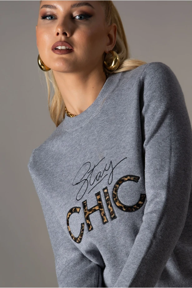 Πλεκτή μπλούζα με patch stay chic γκρι Πλεκτή μπλούζα με patch stay chic γκρι