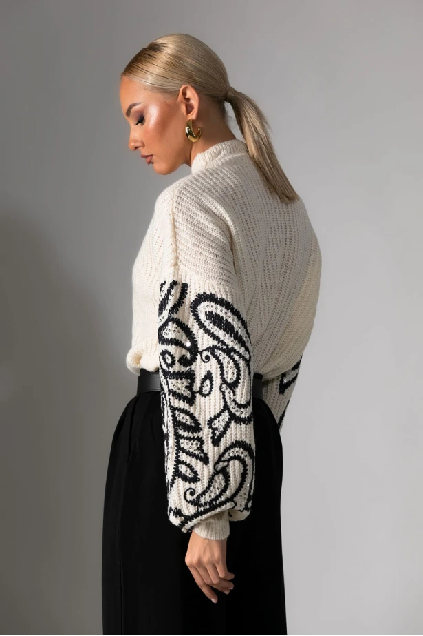 Πλεκτή μπλούζα με balloon μανίκια και σχέδια εκρού