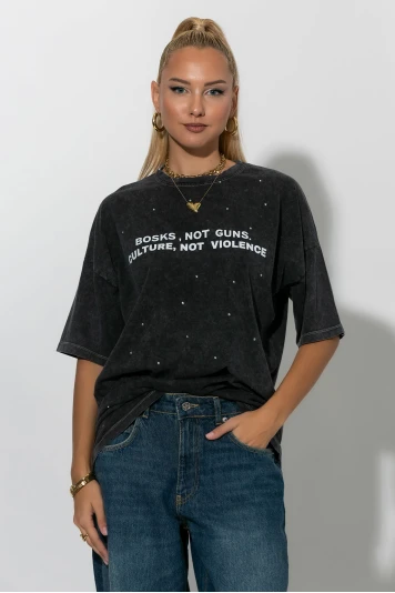 Oversized t-shirt με στάμπα bosks, not guns και στρας ανθρακί