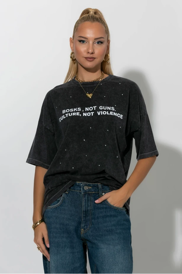 Oversized t-shirt με στάμπα bosks, not guns και στρας ανθρακί