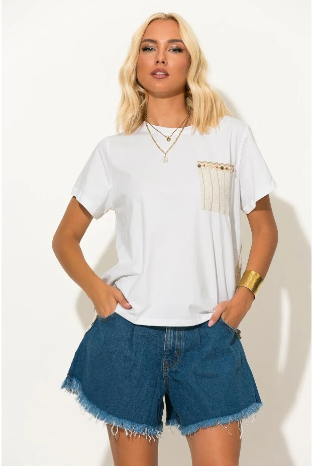 T-shirt με ριγέ τσέπη και πίσω όψη λευκό