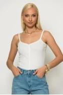 Crop top ριπ τιραντέ με διακοσμητικά κουμπιά λευκό
