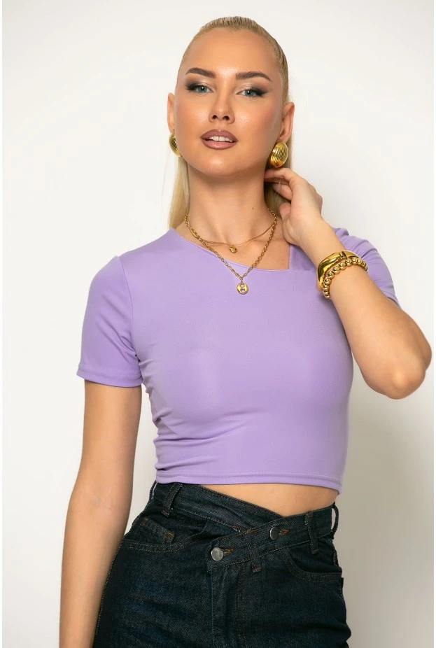 Cropped κοντομάνικη μπλούζα με ασύμμετρη λαιμόκοψη λιλ΄΄α