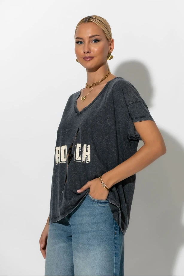 T-Shirt με V και στάμπα rock ανθρακί-μπεζ T-Shirt με V και στάμπα rock ανθρακί-μπεζ