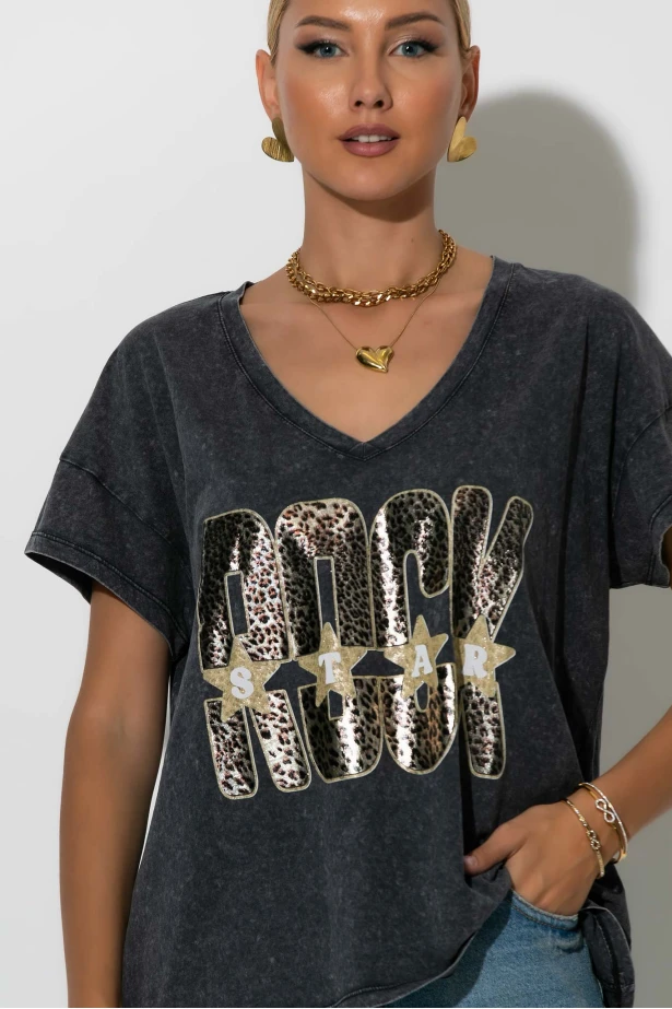 T-Shirt με V και στάμπα rock leopard ανθρακί-μπεζ 