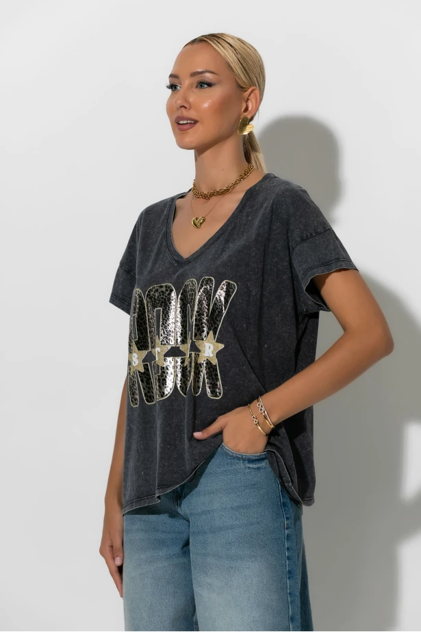 T-Shirt με V και στάμπα rock leopard ανθρακί-μπεζ 