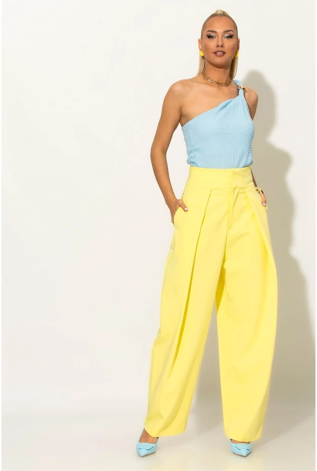 Crop top γκοφρέ με έναν ώμο και αγκράφα σιέλ
