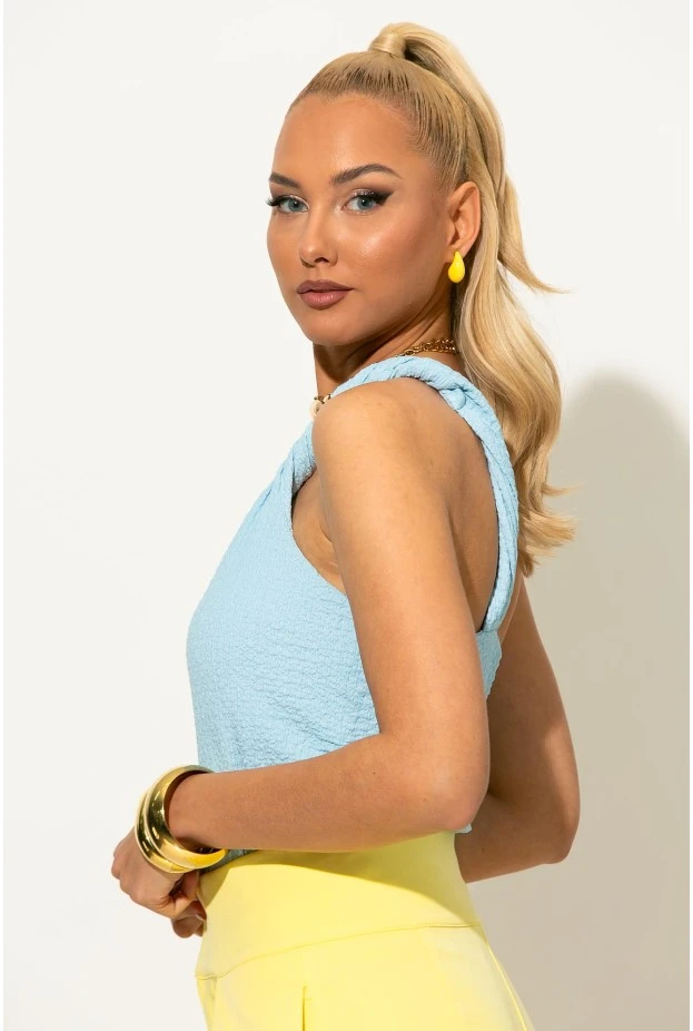 Crop top γκοφρέ με έναν ώμο και αγκράφα σιέλ