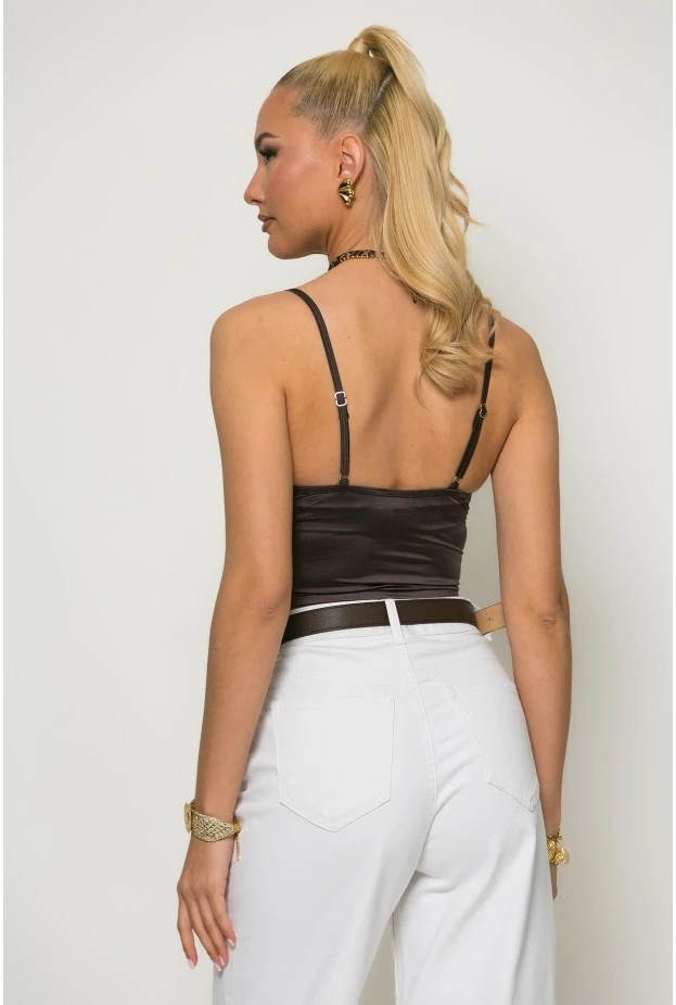 Crop top σατινέ με ρυθμιζόμενη τιράντα και αγκράφα στο στήθος καφέ