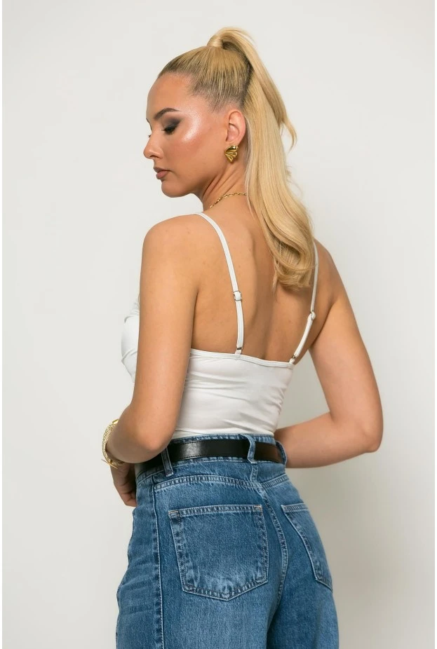 Crop top σατινέ με ρυθμιζόμενη τιράντα και αγκράφα στο στήθος λευκό