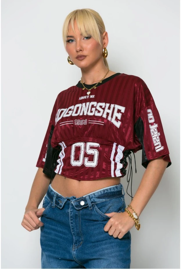 Cropped sport t-shirt με στάμπα με κορδόνια στο πλάι μπορντό