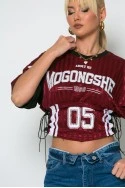 Cropped sport t-shirt με στάμπα με κορδόνια στο πλάι μπορντό