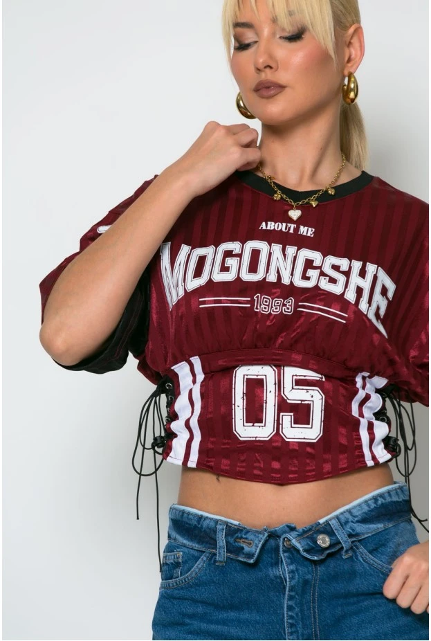 Cropped sport t-shirt με στάμπα με κορδόνια στο πλάι μπορντό