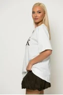 Oversized t-shirt με λεπτομέρεια στον λαιμό και patch look λευκό