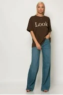 Oversized t-shirt με λεπτομέρεια στον λαιμό και patch look καφέ-εκρο΄ύ