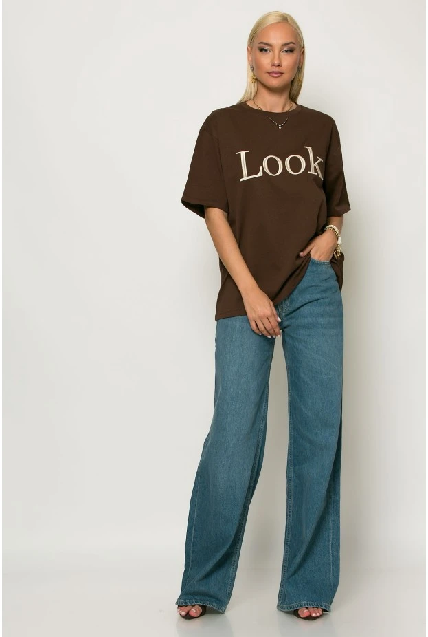 Oversized t-shirt με λεπτομέρεια στον λαιμό και patch look καφέ-εκρο΄ύ