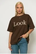 Oversized t-shirt με λεπτομέρεια στον λαιμό και patch look καφέ-εκρο΄ύ