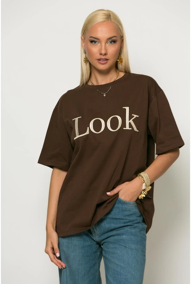 Oversized t-shirt με λεπτομέρεια στον λαιμό και patch look καφέ-εκρο΄ύ
