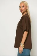 Oversized t-shirt με λεπτομέρεια στον λαιμό και patch look καφέ-εκρο΄ύ