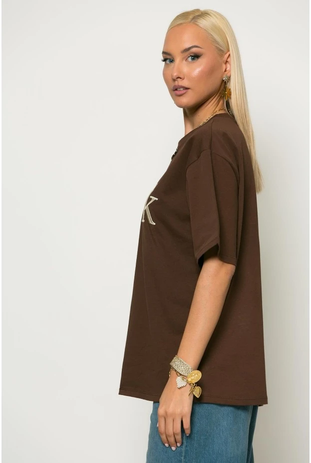 Oversized t-shirt με λεπτομέρεια στον λαιμό και patch look καφέ-εκρο΄ύ